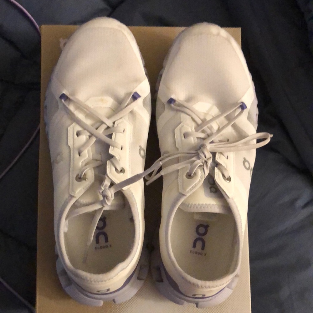 Women’s purple and white OnCloud X3 shoes